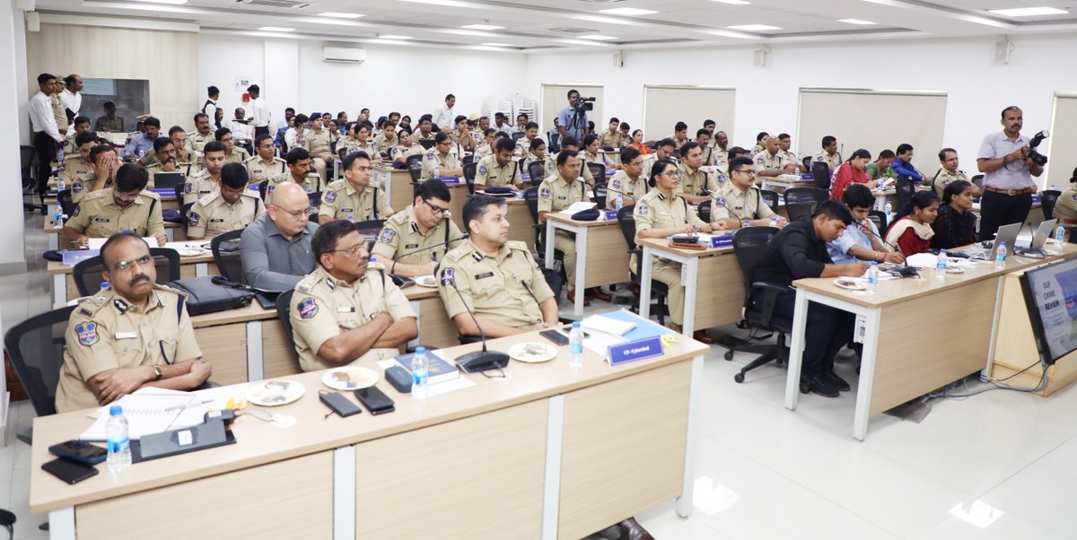 Telangana Police (@telanganacops) on Twitter photo చీఫ్ ఆఫీస్లో తొలి అర్ధవార్షిక క్రైమ్ రివ్యూను నిర్వహించారు గౌరవ <a href="/TelanganaDGP/">DGP TELANGANA POLICE</a> . ఈ సమీక్ష సమావేశానికి చారు సిన్హా IPS CID, ADG, <a href="/MaheshBhagwat95/">Mahesh Bhagwat IPS</a> ADG(Law & Order), <a href="/SwatiLakra_IPS/">Swati Lakra</a> ADG, అనిల్ కుమార్ IPS, ADG మరియు ఐజీలు, డీఐజీలు, కమిషనర్లు, ఎస్పీలు హజరయ్యారు.
#telanganapolice చీఫ్ ఆఫీస్లో తొలి అర్ధవార్షిక క్రైమ్ రివ్యూను నిర్వహించారు గౌరవ <a href="/TelanganaDGP/">DGP TELANGANA POLICE</a> . ఈ సమీక్ష సమావేశానికి చారు సిన్హా IPS CID, ADG, <a href="/MaheshBhagwat95/">Mahesh Bhagwat IPS</a> ADG(Law & Order), <a href="/SwatiLakra_IPS/">Swati Lakra</a> ADG, అనిల్ కుమార్ IPS, ADG మరియు ఐజీలు, డీఐజీలు, కమిషనర్లు, ఎస్పీలు హజరయ్యారు.
#telanganapolice