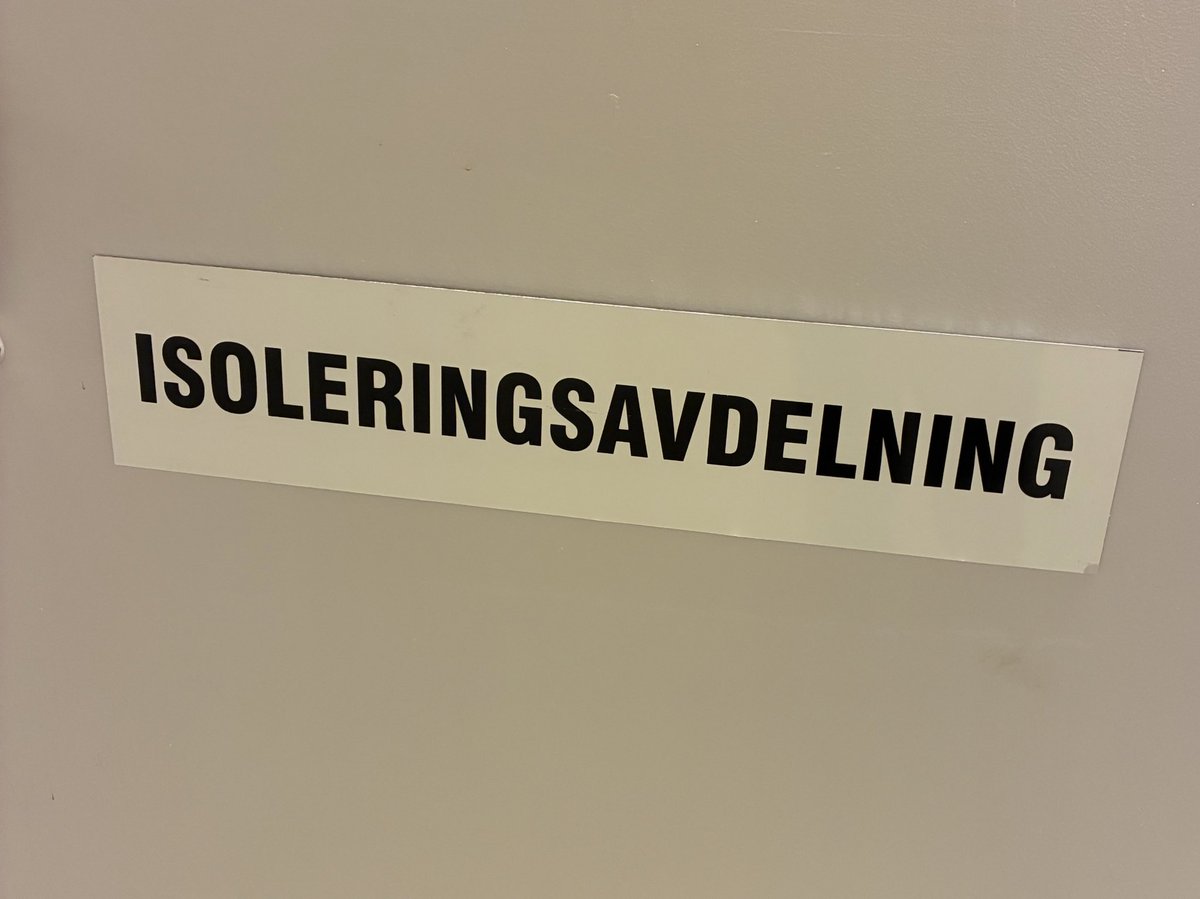 Allt som går att dubbelbelägga är sedan länge dubbelbelagt och det är trångt innanför murarna i Södertälje. Hot och våld förekommer och alla intagna på fängelser i högsta säkerhetsklass är sällan överens med alla. 

Många kriminalvårdare gör imponerande insatser på Halls