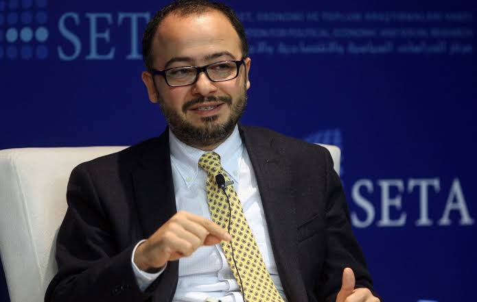 Unutulmuştur, hatırlatalım.

Nuh Yılmaz’ın kızının İstanbul Erkek Lisesi’ne “yurtdışı öğrenci” statüsünde usülsüz şekilde kayıt yaptırması olayı da var.

Liseliler, veliler ayaklanmış tepkiler sonrası yönetmeliklere aykırı kayıt  mahkemece iptal edilmişti.
birgun.net/haber/bir-lise…