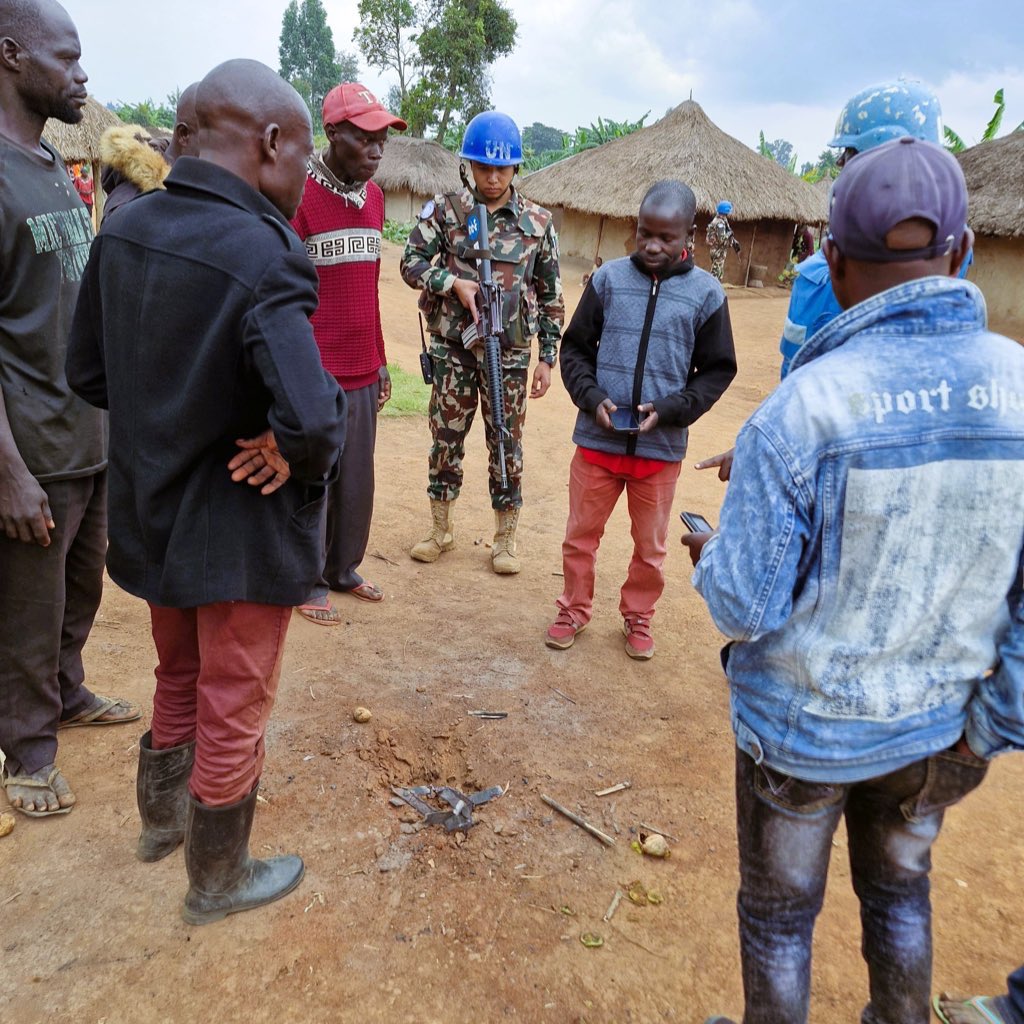 MONUSCO's tweet photo. En #Ituri, suite à l’explosion d’un engin explosif improvisé, les Casques bleus népalais de la #MONUSCO ont sensibilisé les habitants de Ngiri aux dangers que représentent ces engins. Une initiative saluée par la communauté, mobilisée pour mieux protéger les civils.

#PoC https://t.co/4vCgKuPrjJ