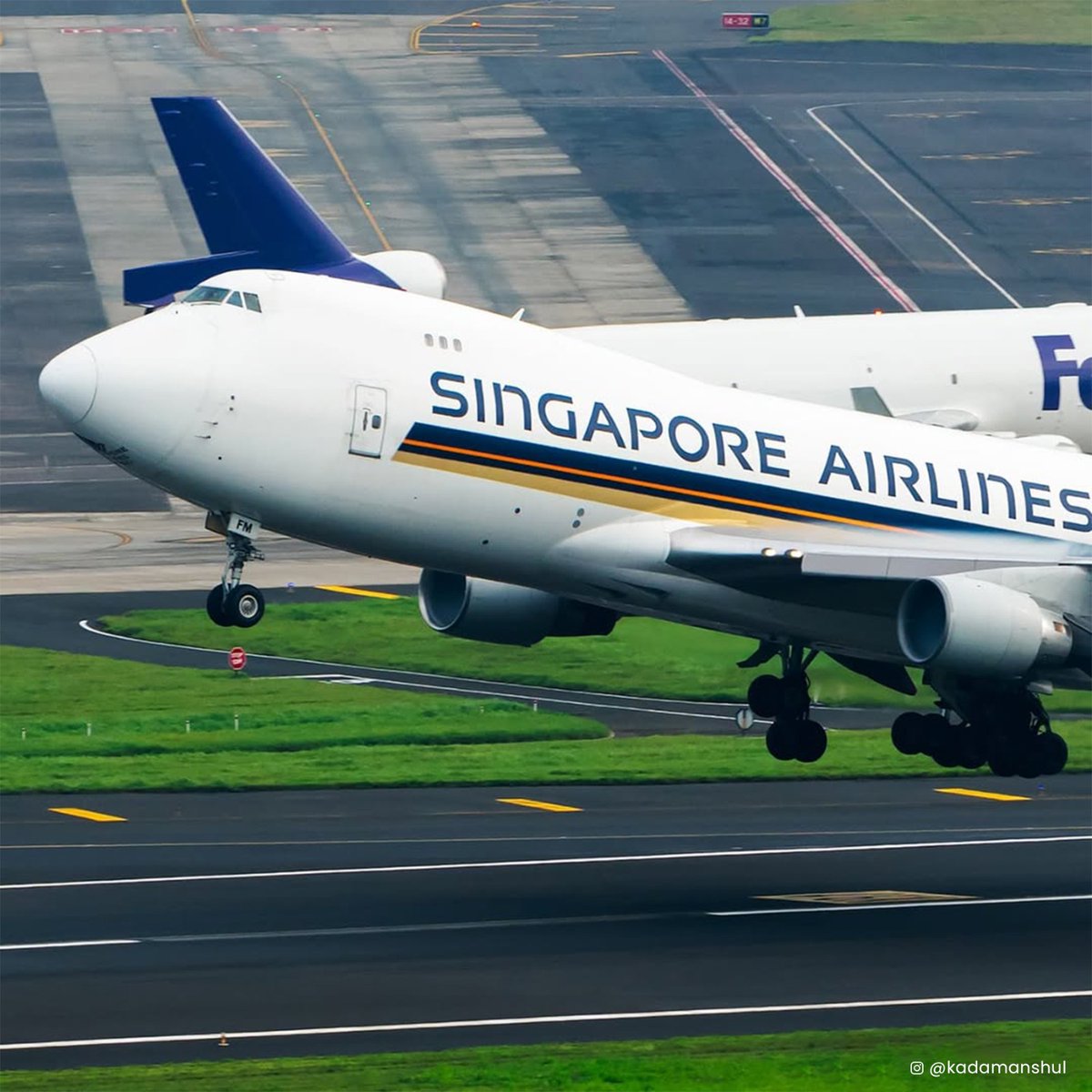 CSMIA_Official's tweet image. A majestic moment at #MumbaiAirport.
@SingaporeAir Cargo’s B744F "MEGA ARK" takes off under the humid skies, as @FedEx MD-11F rolls in fresh from Bengaluru, a rare double sighting of freighter giants in action!
Captured by @kadamanshul
Spotted something rare at #CSMIA? Frame…