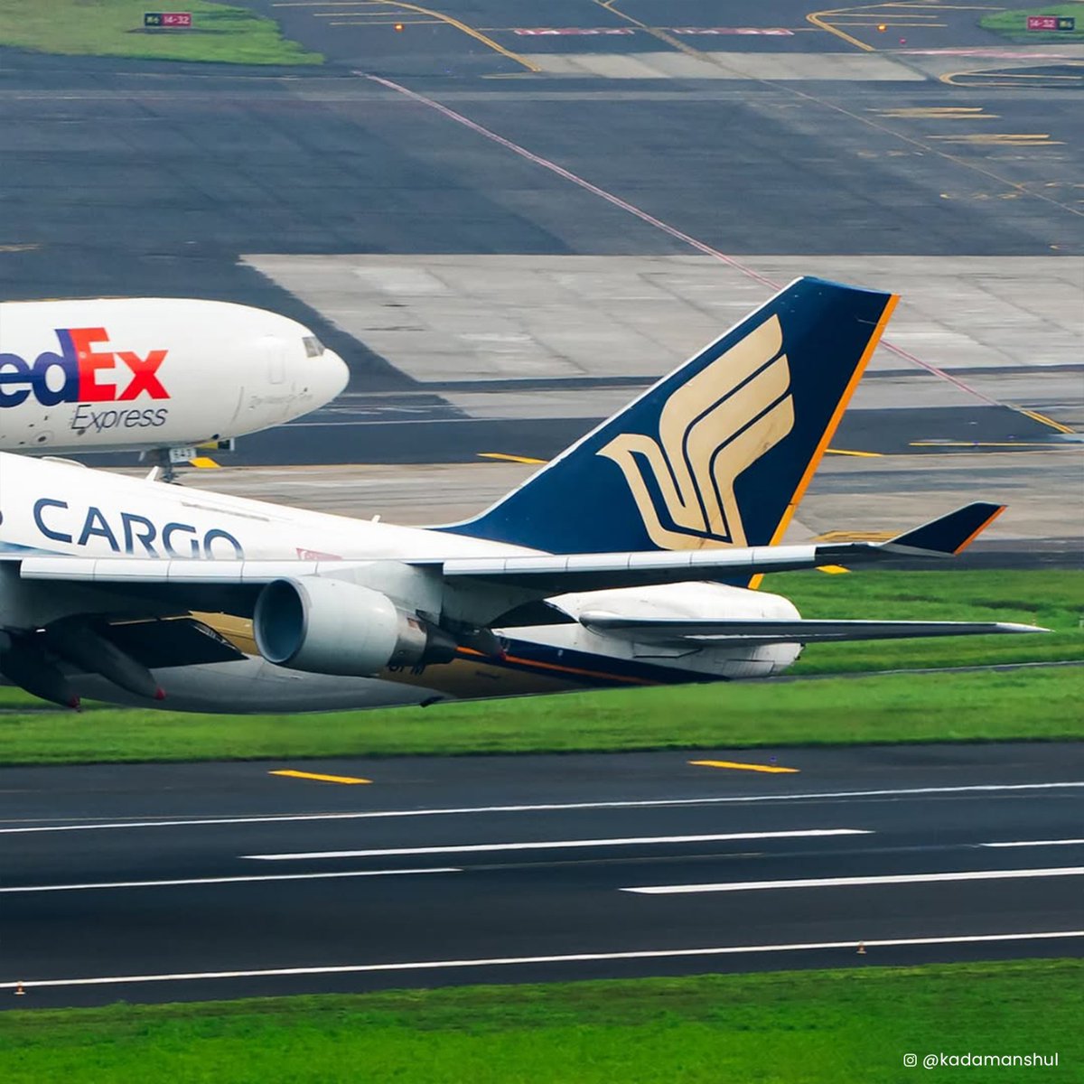 CSMIA_Official's tweet image. A majestic moment at #MumbaiAirport.
@SingaporeAir Cargo’s B744F "MEGA ARK" takes off under the humid skies, as @FedEx MD-11F rolls in fresh from Bengaluru, a rare double sighting of freighter giants in action!
Captured by @kadamanshul
Spotted something rare at #CSMIA? Frame…