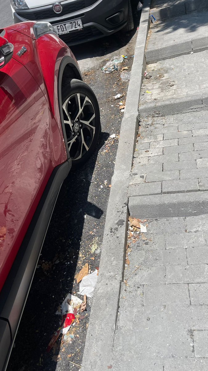 aycanbtl's tweet photo. Şişli sokakları çöp içinde. Kayıt bıraktım yine temizlenmedi. Sokakları ilk defa bu kadar pis görüyorum. @sislibelediyesi #şişli https://t.co/wo7h67cWDr