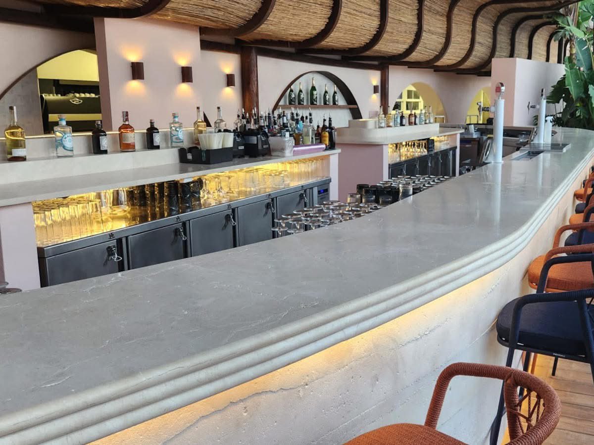 Esta impresionante barra en piedra natural crema es mucho más que un elemento decorativo.
Su tono suave y textura natural aportan calidez, sofisticación y equilibrio visual, creando un ambiente acogedor y moderno, ideal para un pub con estilo propio.

nqstones.com/portfolio/sala…