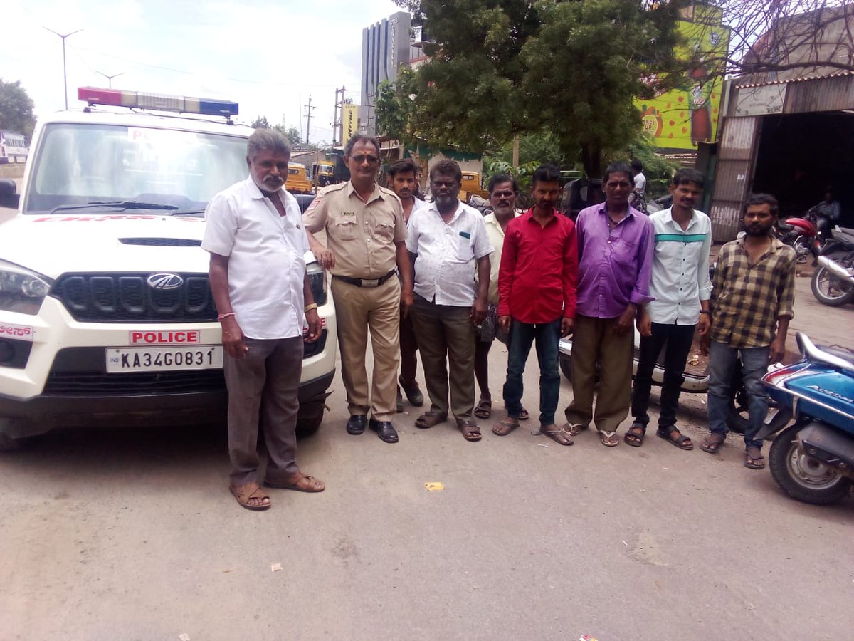 112 Ballari (@112ballari) on Twitter photo ದಿನಾಂಕ:06-08-2025 ರಂದು ಬಳ್ಳಾರಿ ಜಿಲ್ಲೆಯ ಎಪಿಎಂಸಿ ಪೊಲೀಸ್ ಠಾಣಾ ವ್ಯಾಪ್ತಿಯ ERSS ವಾಹನದ ಸಿಬ್ಬಂದಿಗಳು, ಬಂಡಿಮೋಟ್ ಸರ್ಕಲ್ ನಲ್ಲಿ ಸಾರ್ವಜನಿಕರಿಗೆ ,ERSS-112 ಬಗ್ಗೆ ಜಾಗೃತಿ ಮೂಡಿಸಿದರು. <a href="/112Karnataka/">112Karnataka</a> ದಿನಾಂಕ:06-08-2025 ರಂದು ಬಳ್ಳಾರಿ ಜಿಲ್ಲೆಯ ಎಪಿಎಂಸಿ ಪೊಲೀಸ್ ಠಾಣಾ ವ್ಯಾಪ್ತಿಯ ERSS ವಾಹನದ ಸಿಬ್ಬಂದಿಗಳು, ಬಂಡಿಮೋಟ್ ಸರ್ಕಲ್ ನಲ್ಲಿ ಸಾರ್ವಜನಿಕರಿಗೆ ,ERSS-112 ಬಗ್ಗೆ ಜಾಗೃತಿ ಮೂಡಿಸಿದರು. <a href="/112Karnataka/">112Karnataka</a>