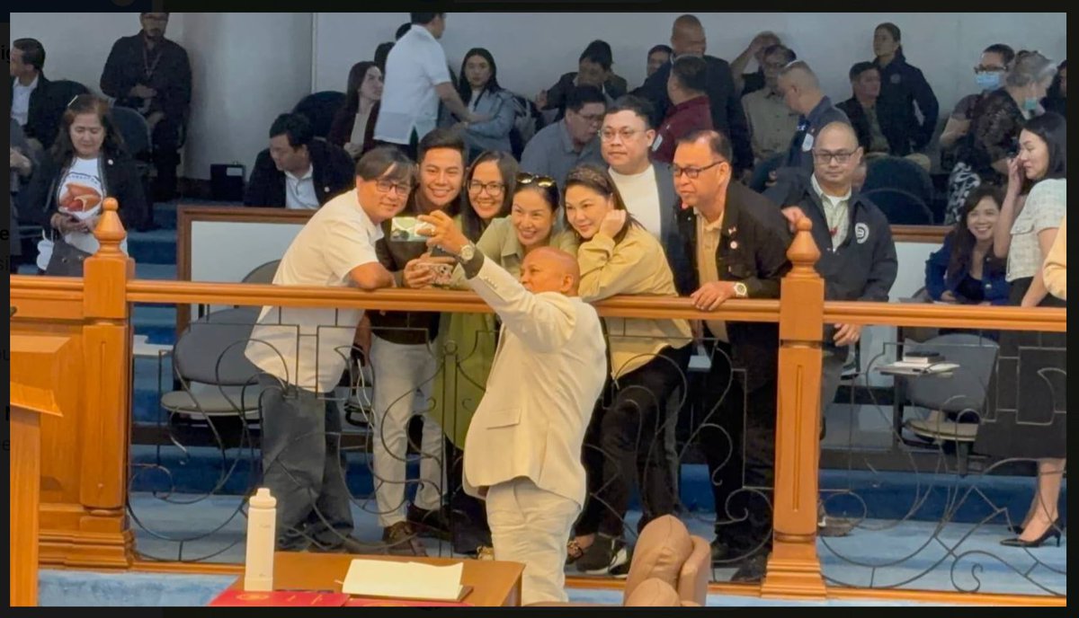 jesusfalcis's tweet photo. Legitimate news and media outlets were restricted from entering the Senate hall but later, the security relented pero late na nakapasok media and panget na pwesto. 👊

On the other hand, DDS bloggers were given special treatment and early access - kumpleto sila from Krizette Chu, Tio Moreno (Alex Destor), Trixie Cruz-Angeles, to Mocha Uson. 👊

This is Chiz DDS Presidency. 👊

#SenateDowngrade
#GoodbyeDemocracy