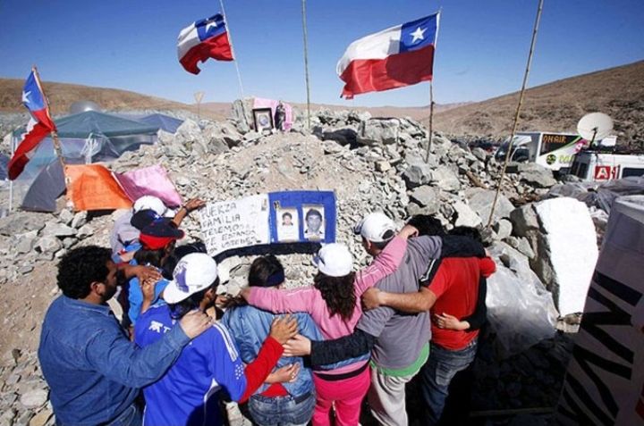 Aniversario 

5 agosto 2010 
Ocurre el accidente de Copiapó, Chile; 33 mineros quedaron atrapados por 69 días antes de su  rescate. 

Dos mujeres fuera de la mina y  que no se conocían, empezaron a platicar; supieron que esperaban al mismo maridom

Pobre compa, no quería salir.