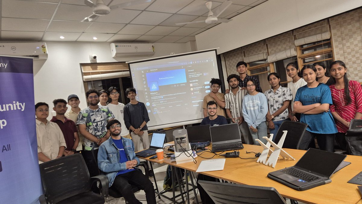 Two weeks ago, I hosted a hands-on event powered by <a href="/Alchemy/">Alchemy | Devconnect 🇦🇷</a> for devs curious about Web3 💙
Here’s what we explored 🧵👇