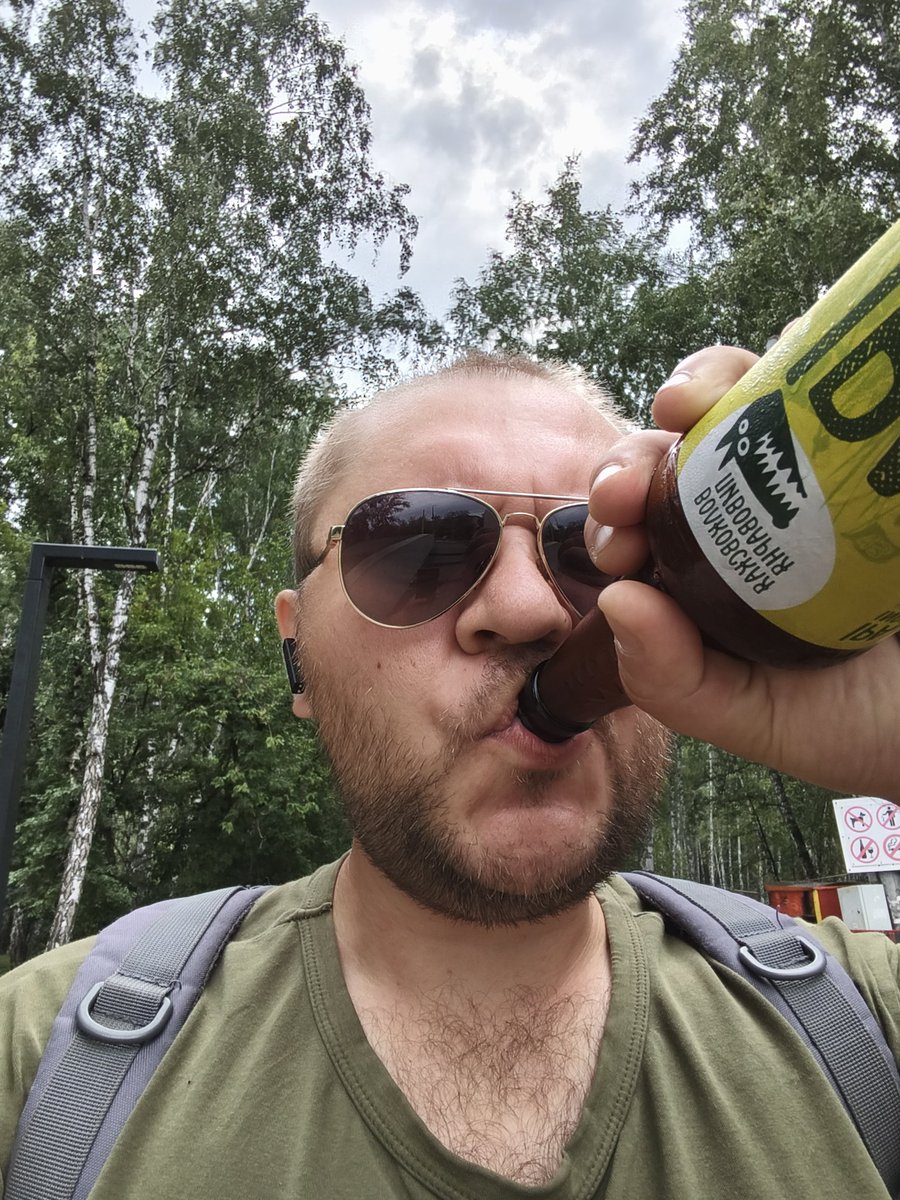 Рвись - не рвись, но он не пустит тебя, проси - не проси
Звездною фрезой распилена планета вдоль по оси
Нам теперь узнать бы только, на какой из двух половин
Будет наша остановка - Вальс Гемоглобин