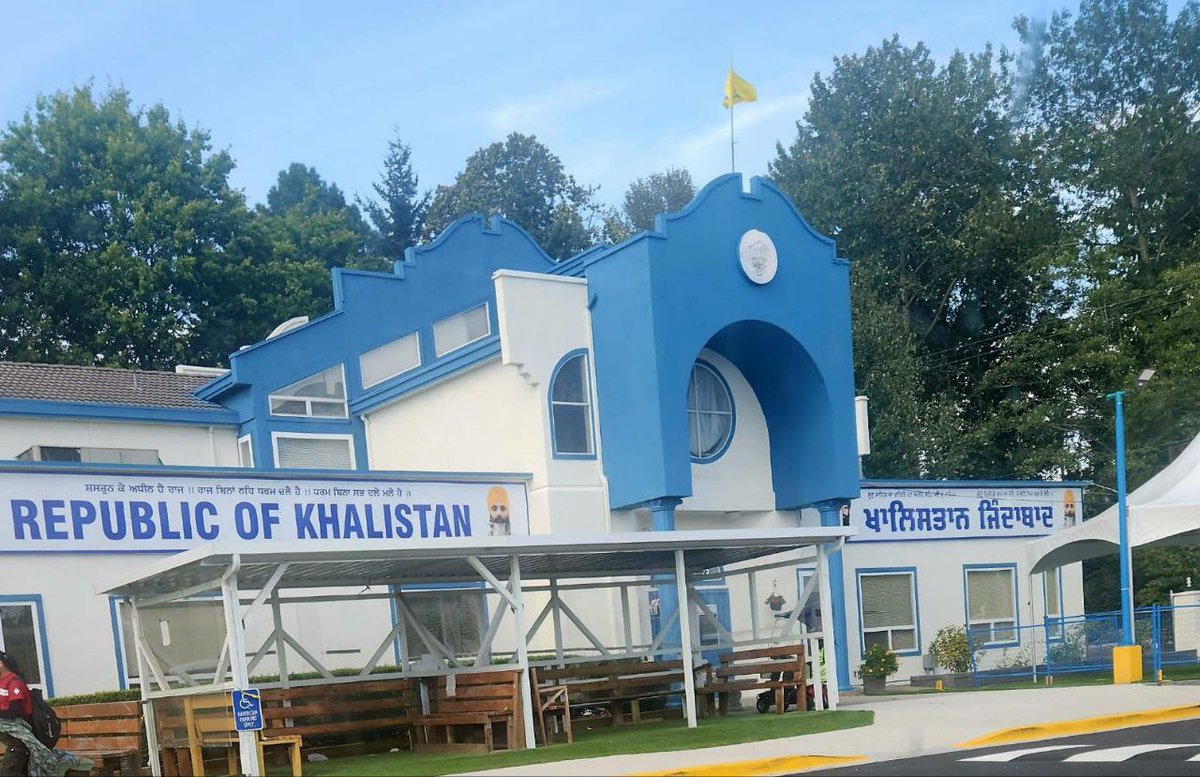 🤯🇨🇦 कनाडा में चौंकाने वाली खबर: सरे में गुरुद्वारा परिसर के ठीक अंदर तथाकथित 'खालिस्तान दूतावास' देखा गया