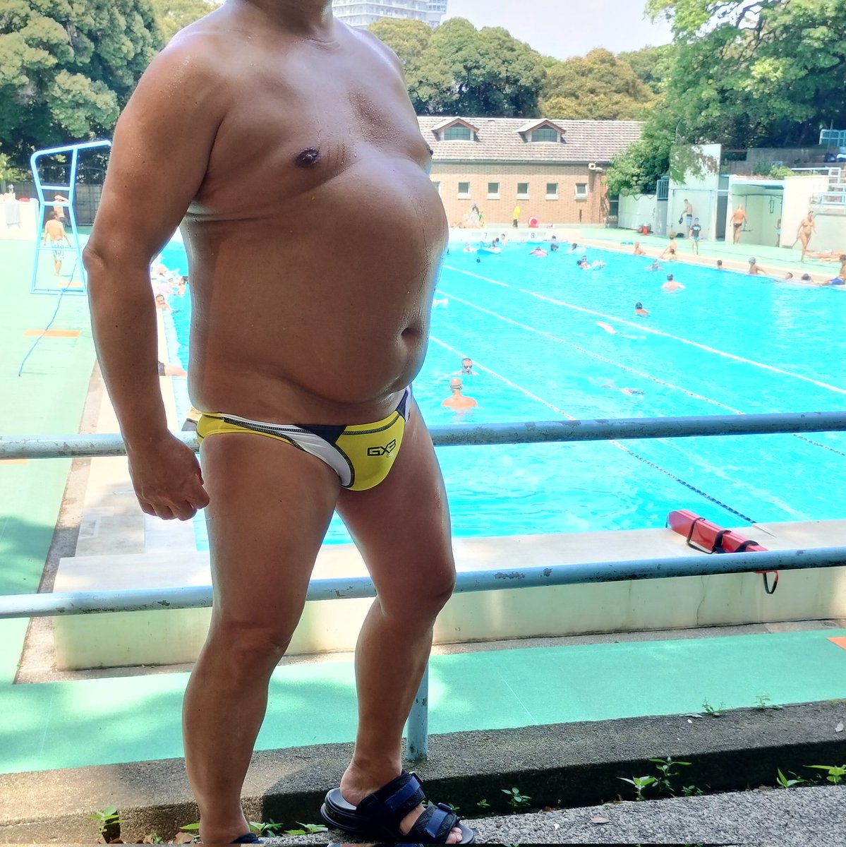 今年の夏はめちゃくちゃ暑い！
プールの水、冷たくて気持ちいい！😆