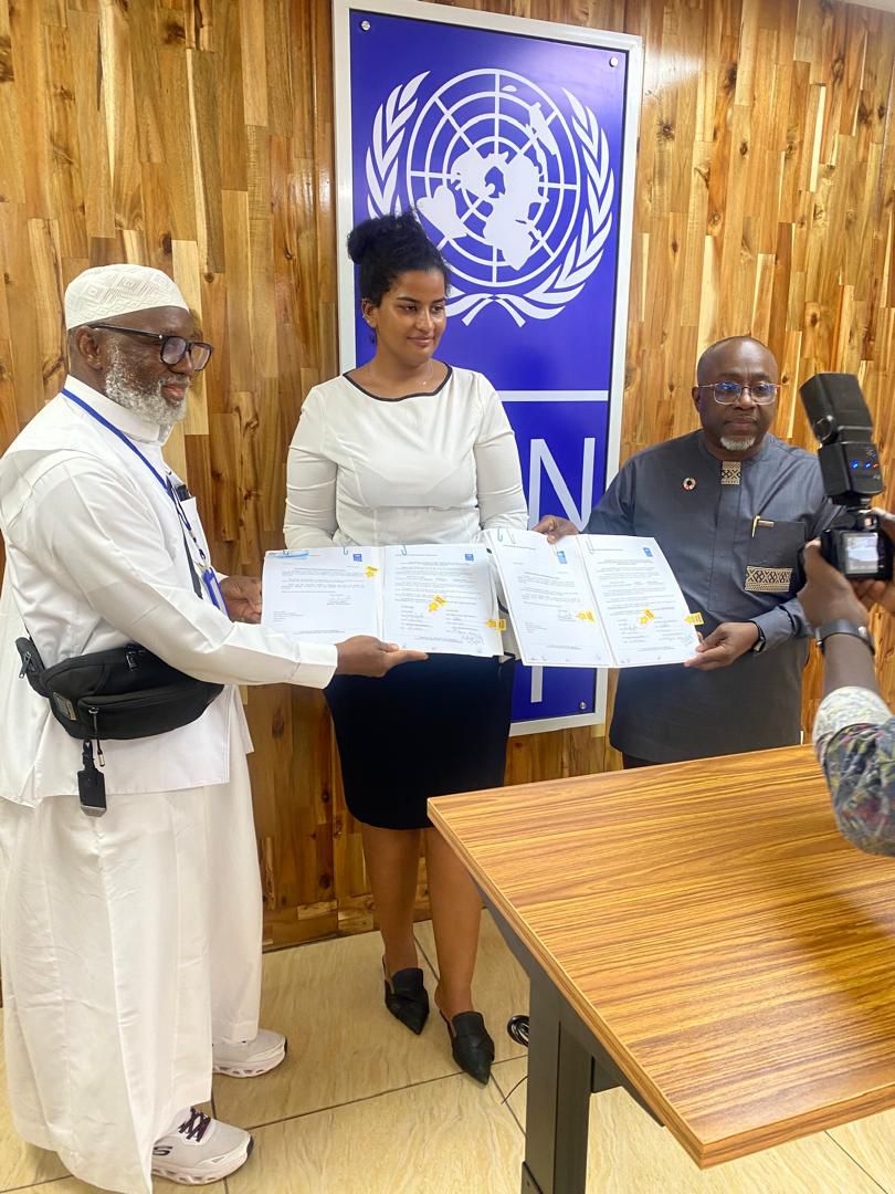 David Moinina Sengeh (@dsengeh) on Twitter photo Thank you, <a href="/UNDPSierraLeone/">UNDP in Sierra Leone</a> and <a href="/UNSierraLeone/">UN in Sierra Leone</a>, for supporting the work of non state actors like inter religious council. Their role in policy development and governance is critical. Together #WeAreDelivering a more just and inclusive society. Thank you, <a href="/UNDPSierraLeone/">UNDP in Sierra Leone</a> and <a href="/UNSierraLeone/">UN in Sierra Leone</a>, for supporting the work of non state actors like inter religious council. Their role in policy development and governance is critical. Together #WeAreDelivering a more just and inclusive society.