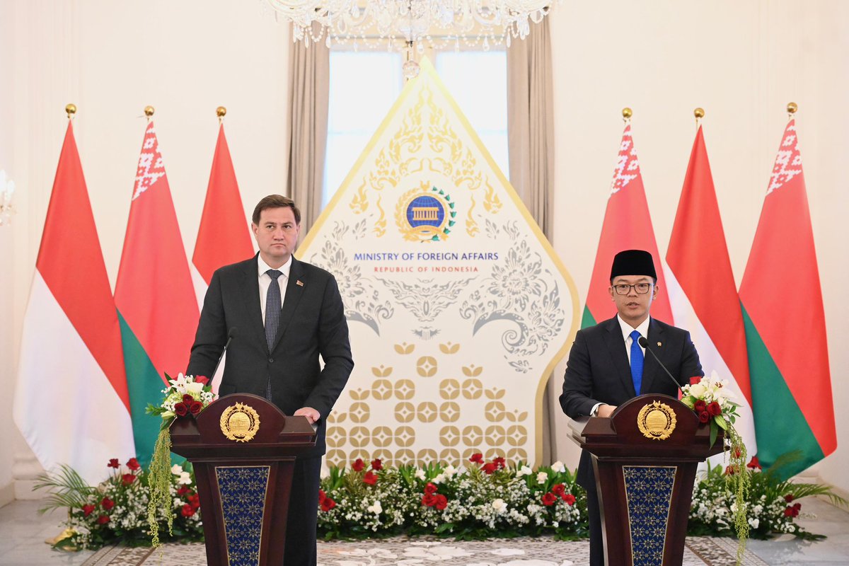 Received FM Maxim Ryzhenkov of <a href="/BelarusMFA/">Belarus MFA 🇧🇾</a> for a fruitful exchange today (5/8). Indonesia &amp; Belarus share common perspectives &amp; strategic interests. Given Belarus’ strengths in key sectors like agriculture, we see potentials to enhance &amp; diversify bilateral cooperation