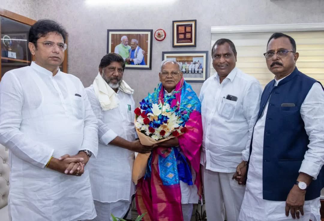 ఢిల్లీ పర్యటనలో ఉన్న *ఉప ముఖ్యమంత్రి భట్టి విక్రమార్క గారు,మంత్రి శ్రీధర్ బాబు గారు,మంత్రి అడ్లూరి లక్ష్మణ్ కుమార్ గారు కేంద్ర MSME మంత్రి జితన్ రామ్ మాంఝీ గారిని* మర్యాద పూర్వకంగా కలిసారు..
<a href="/Bhatti_Mallu/">Bhatti Vikramarka Mallu</a>