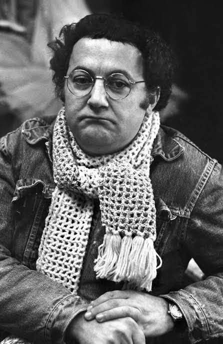 "Ce n’est pas parce qu’ils sont nombreux à avoir tort qu’ils ont raison."
Coluche