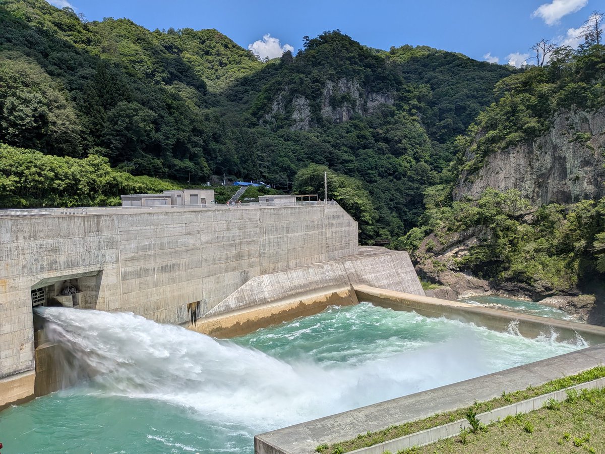 redhotflower's tweet photo. ダムでか。
放水強烈！ https://t.co/RZVe6icmIb