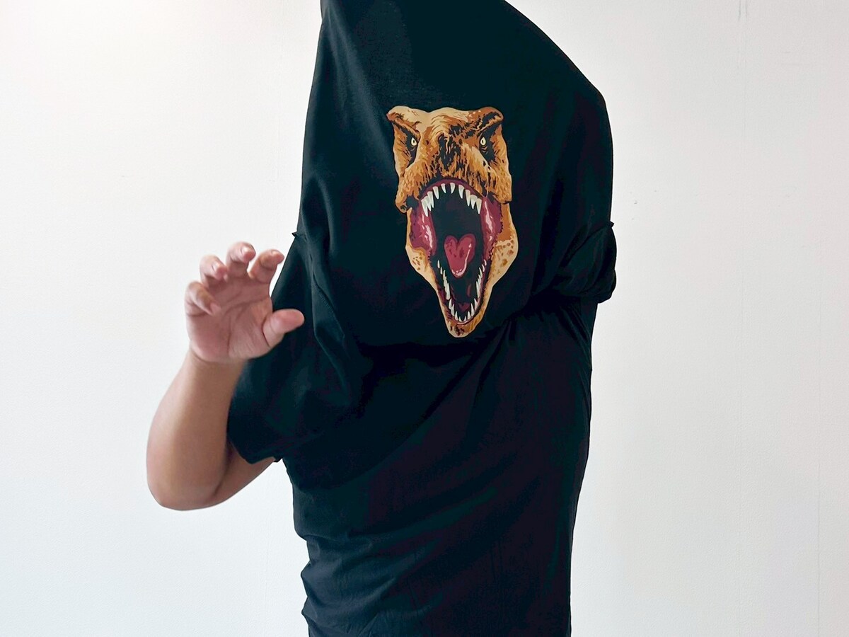 owarai_natalie's tweet photo. なんでもアリじゃないか！

…というツッコミはやめて。ロバート秋山の体モノマネTシャツに「ジュラシック」バージョン登場、しかも5種類
https://t.co/irGQBPuLi6 https://t.co/Tpm0StF8Ku
