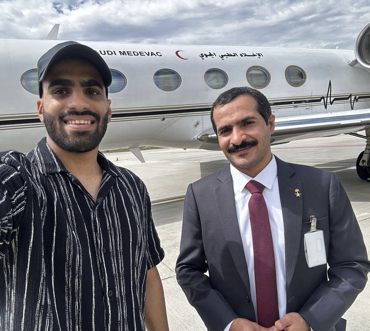 في إطار اهتمام القيادة الرشيدة بالمواطنين السعوديين بالخارج باشرت #سفارة_المملكة_العربية_السعودية_في_براغ عملية إخلاء طبي لمواطِنَين سعوديين بعد تعرضهما لأزمة صحية طارئة تستدعي نقلهم إلى المملكة، متمنين لهما الشفاء العاجل