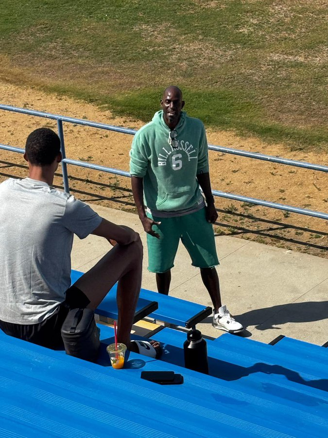Kevin Garnett, Victor Wembanyama'dan Maoizm dersleri alıyor.