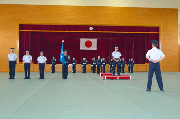 ８月１日 #中部航空方面隊 第４８代 司令官に 空将 稲月 秀正 が着任しました。
「皆さんの先頭に立ち、ある時は皆さんの背中を押しながら、ここ中部航空方面隊の担任空域の安心と安全をみんなでチームとして守っていきましょう。」と着任の辞を述べました。
#防衛省 #航空自衛隊 #自衛隊