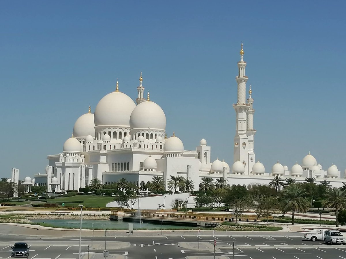 skymanuelima's tweet photo. A Grande Mesquita do Sheikh Zayed está localizada em Abu Dhabi, a capital dos Emirados Árabes Unidos. A maior mesquita do país é um local chave de adoração para as orações da sexta-feira e as orações do Eid. #GrandeMesquita #Sheikh_Zayed #AbuDhabi #EAU #travelphotography #viagens https://t.co/PTF15QYGhH