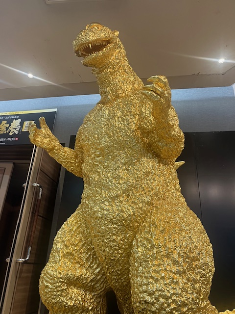 本日から開催8階カトレアホール大黄金展 5500枚の金箔を使った2mの