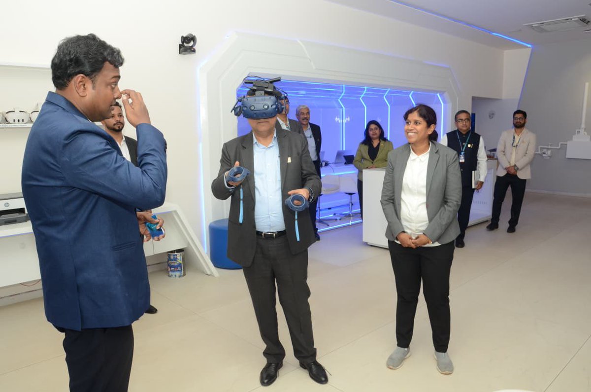 HPCL's tweet image. Our C&amp;amp;MD Shri Vikas Kaushal, addressed officers from Pune-based locations along with all batches undergoing training at HPMDI, Nigdi, during a high-energy townhall session.

🔹 Unlocking value from HPCL’s robust asset base
🔹 Empowering employees to challenge limits
🔹 Fostering…