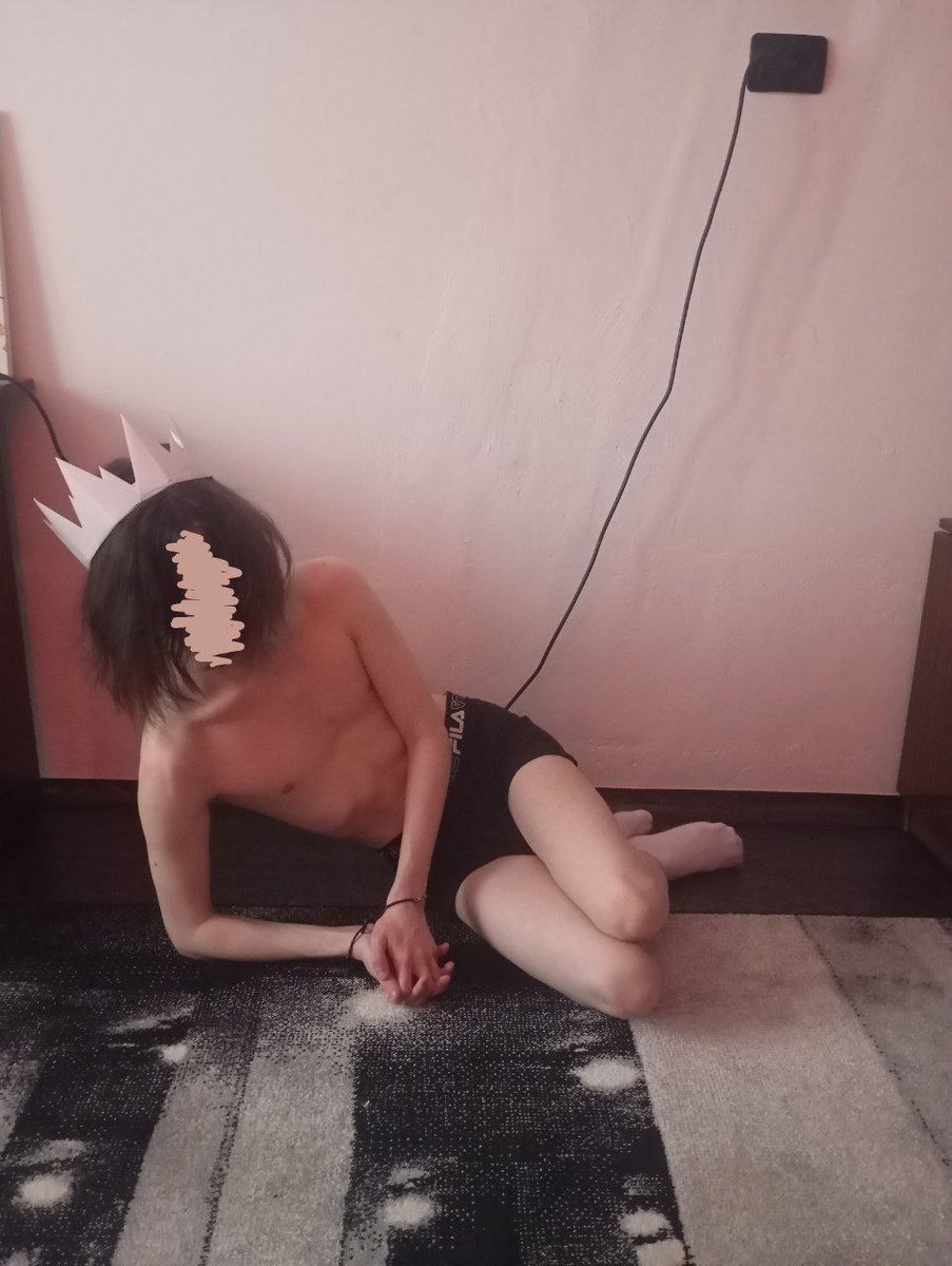 Looks like the king has been kidnapped again 😁

#femboy #femboi #legs #feet #cute #posing #body #beautiful #student #yaoi #kawaii #hands #torso #tummy #longhair #crown #king