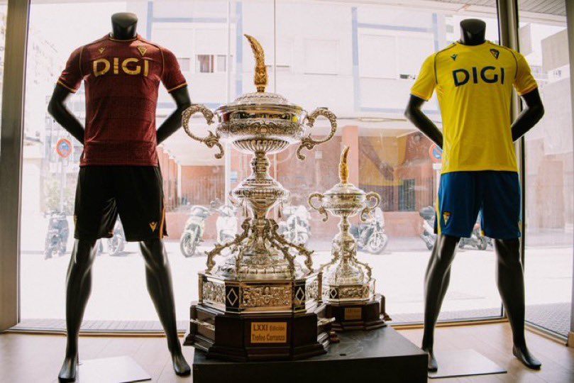 🏆 Hubo un tiempo, no hace mucho, en el que el Carranza, el Teresa Herrera, el Colombino, eran entre otros, los trofeos más importante del verano. Ahora nos los han sustituido por la no se qué Cup y demás. 

Muy de los de siempre, de esos trofeos que olían a verano, a