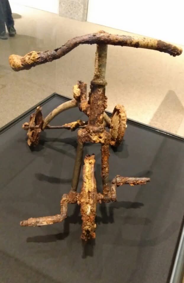 Entre los objetos que más me impactaron en el Museo Memorial de La Paz, en #Hiroshima, está este velocípedo calcinado con el que, en el momento de la explosión, jugaban los hermanitos de la foto. #Cuba #CubaPorLaPaz #CDRCuba #65AñosCDR #Nagasaki