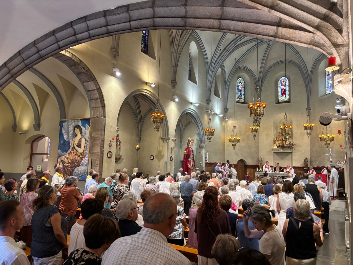 ⛪Més imatges de la Missa Solemne d'avui, 6 d'agost, a l'Església de #SantJust en motiu dels Sants.

🎊El so de les gralles ressonant i els balls dels gegants (la Justa i el Pastor) de la #CollaGegantera són un moment únic en tot l'any.