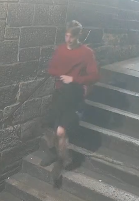 PSOSEdinburgh's tweet image. Police Scotland has released a CCTV image of man they believe may be able to assist with their ongoing enquiries into a serious assault that occurred on Guthrie Steet, Edinburgh at around 1.30am Monday 14, July 2025.

orlo.uk/YUnVi