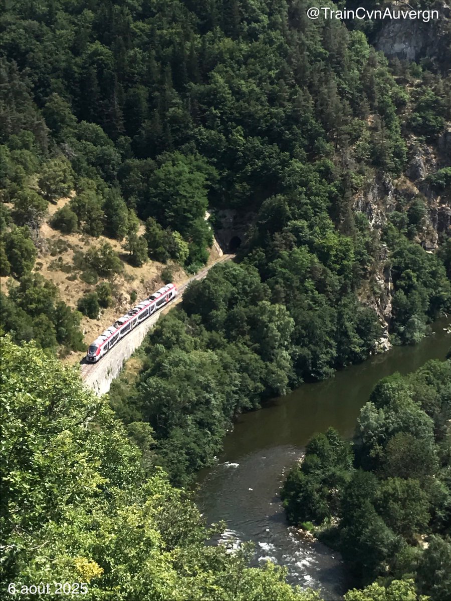 🚆 «Le Cévenol» <a href="/lio_train_sncf/">liO Train SNCF Occitanie</a> 877952 Clermont-Ferrand ➡️ Nîmes à l'heure 🕰 entre Alleyras et Chapeauroux.
👋 <a href="/SNCFTERAURA/">SNCF TER AURA</a>
#GorgesAllier par le train, là où aucune route ne passe...
<a href="/Partir_Ici/">Auvergne-Rhône-Alpes Tourisme 🌸</a> <a href="/Auvergne/">Auvergne Tourisme 🌻</a>
📸 PK 560,2 - Entre les tunnels de La Talide et de Roquefort.