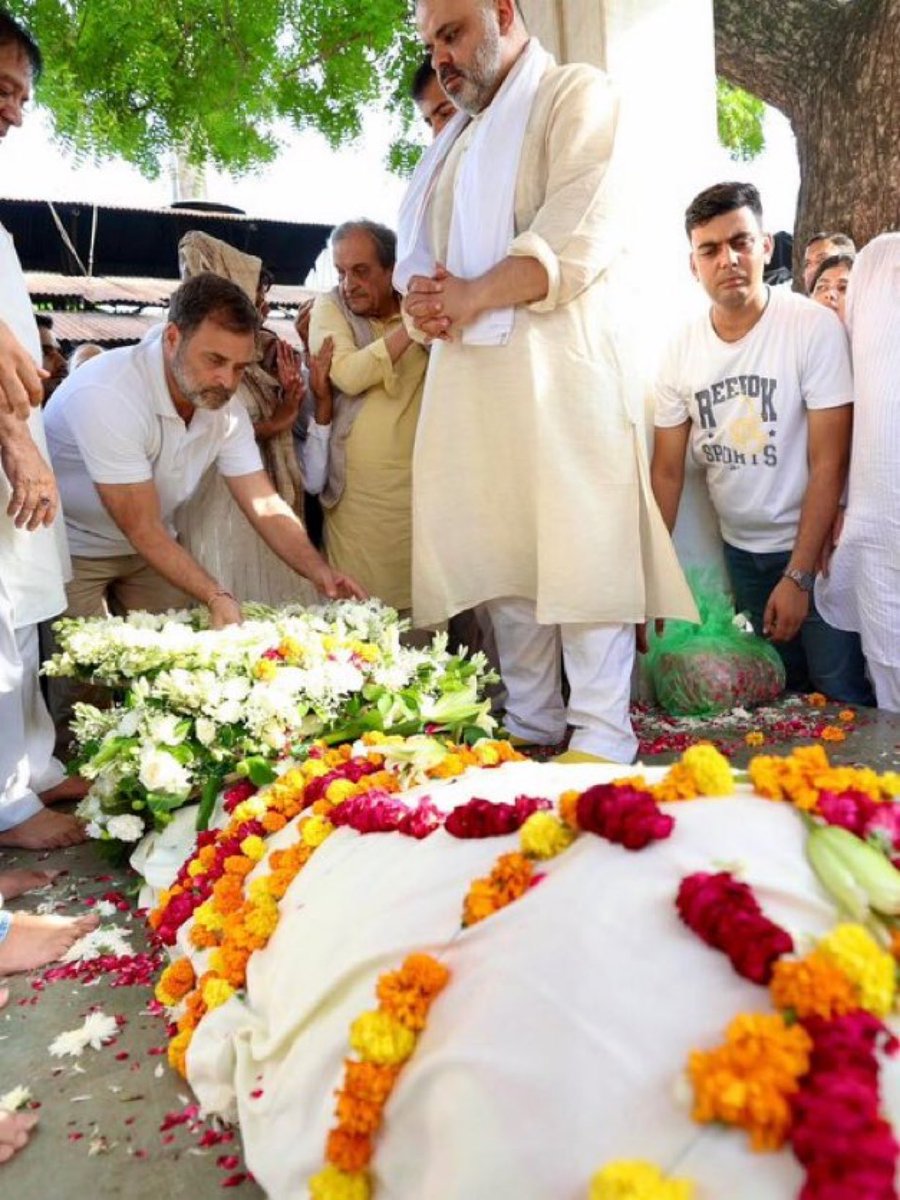 Eldho Jobi 07 ( INC ) (@07eldho) on Twitter photo नेता विपक्ष <a href="/RahulGandhi/">Rahul Gandhi</a> जी ने पूर्व राज्यपाल <a href="/SatyapalMalik6/">Satyapal Malik</a> ji सत्यपाल मलिक जी को अंतिम विदाई दी
सत्यपाल मलिक जी किसानों की सशक्त आवाज़ के लिए और बेबाक हो कर सच बोलने के लिए सदैव याद किए जाएँगे
श्रद्धांजलि 🙏 नेता विपक्ष <a href="/RahulGandhi/">Rahul Gandhi</a> जी ने पूर्व राज्यपाल <a href="/SatyapalMalik6/">Satyapal Malik</a> ji सत्यपाल मलिक जी को अंतिम विदाई दी
सत्यपाल मलिक जी किसानों की सशक्त आवाज़ के लिए और बेबाक हो कर सच बोलने के लिए सदैव याद किए जाएँगे
श्रद्धांजलि 🙏