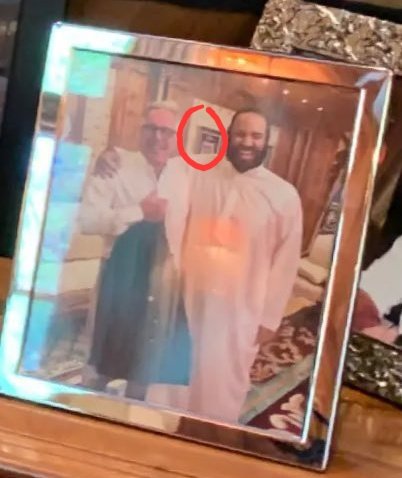 #ومضة 

انتشرت صورة للامير #محمد_بن_سلمان يقال كذبا انها في جزيرة المليونير الامريكي  #ابستين.
 
لكن العاقل :
📍 لو دقق في الصورة وجد خلف الامير #محمد_بن_سلمان على الحائط صورة #الملك_سلمان مما ينفي تماما ان تكون في جزيرة ابستين.

📍ان ابستين تفجرت فضائحه في 2006 وأدين عام 2008