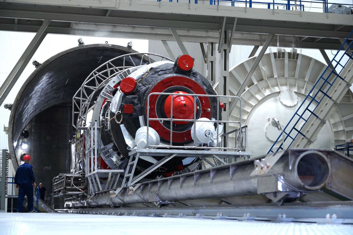 TheSpacePirateX's tweet image. Progress MS-32 🛰️ aced 5 days in Baikonur&apos;s vacuum chamber, proving it&apos;s airtightness.

Fun fact: this 1,515m³ chamber was built for Shuttle Buran. It simulates orbit pressure to stress-test spacecraft.

#ProgressMS32 is set to deliver supplies to ISS in Sept. 🚀