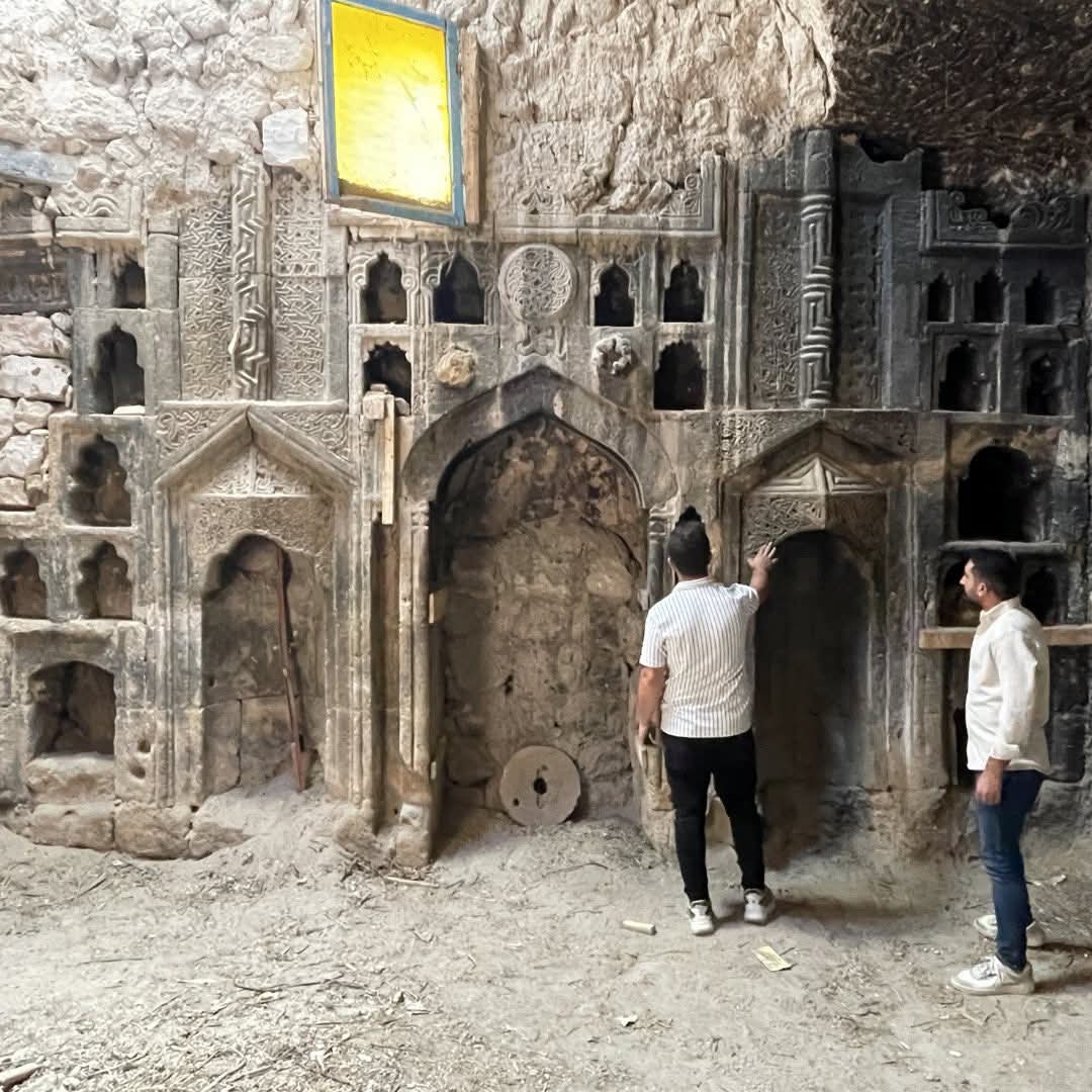 Nevşehir Ürgüp Taşkınpaşa köyünde, Eretnalılara ait olduğu düşünülen 600 yıllık kaya mescidi keşfedildi... Köylü tarafından odunluk olarak kullanılan oyma kayalıklar, uzman bir ekip eşliğinde temizlendi ve beylikler devrine ait muhteşem işlemeler açığa çıkarıldı...