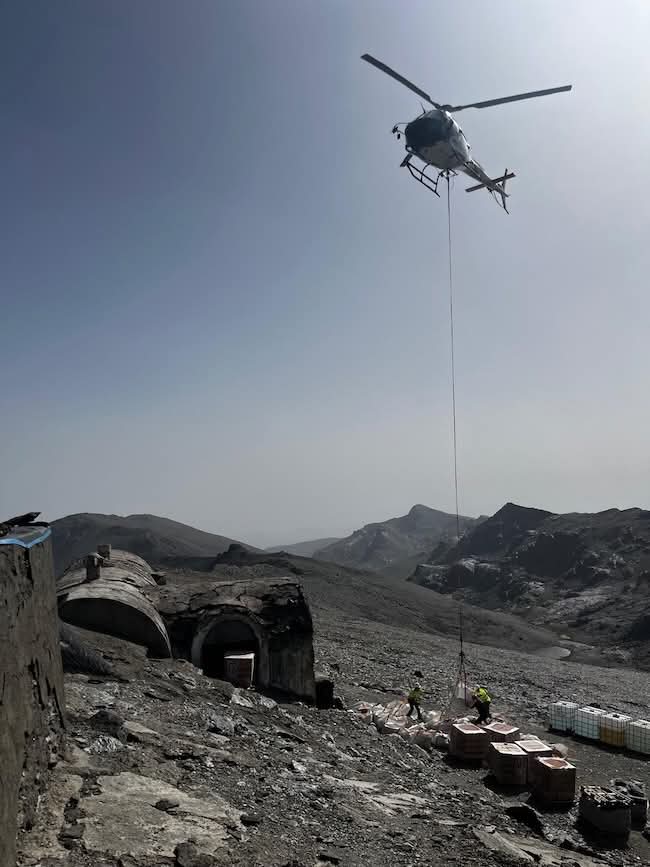 Comienza la rehabilitación del emblemático refugio de Elorrieta con el traslado de materiales de construcción con helicóptero  
elindependientedegranada.es/ciudadania/com…