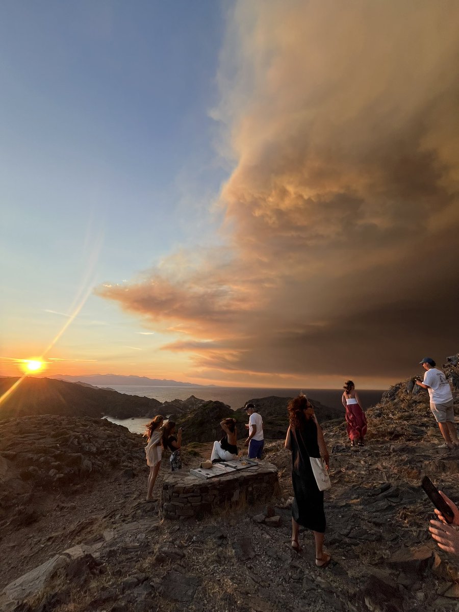 magdacusi's tweet photo. Fum de l’incendi vist des del Cap de Creus @eltempsTV3 https://t.co/iciTuLd8Q3