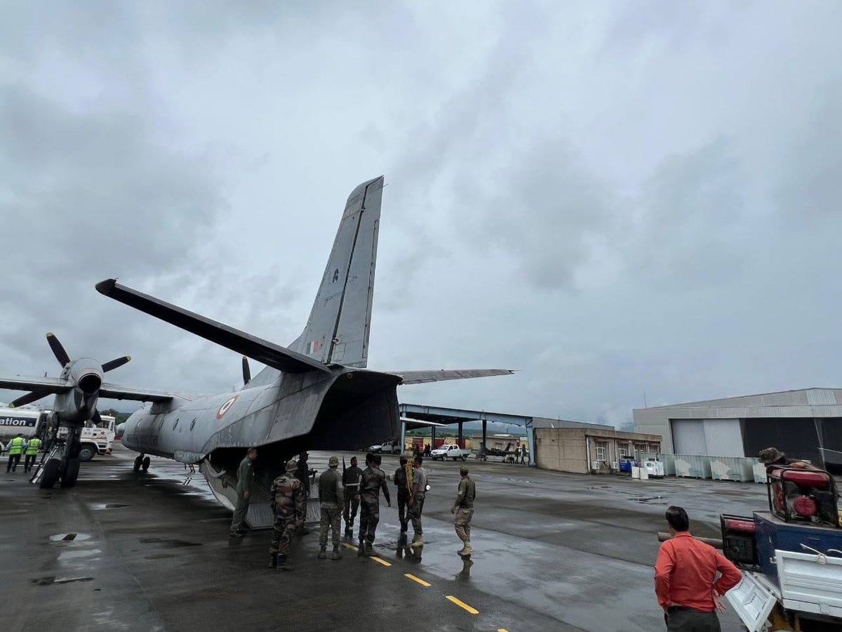 CAC_CPRO's tweet photo. . ALH and Chinook helicopters are on standby at Bareilly and Dehradun for forward airlift operations. 2/2
#IAFMCC #HQCAC #HADR #NationFirst #GovtUttrakhand #defenceminindia #harkaamdeshkenaam https://t.co/frLZ59HIFI