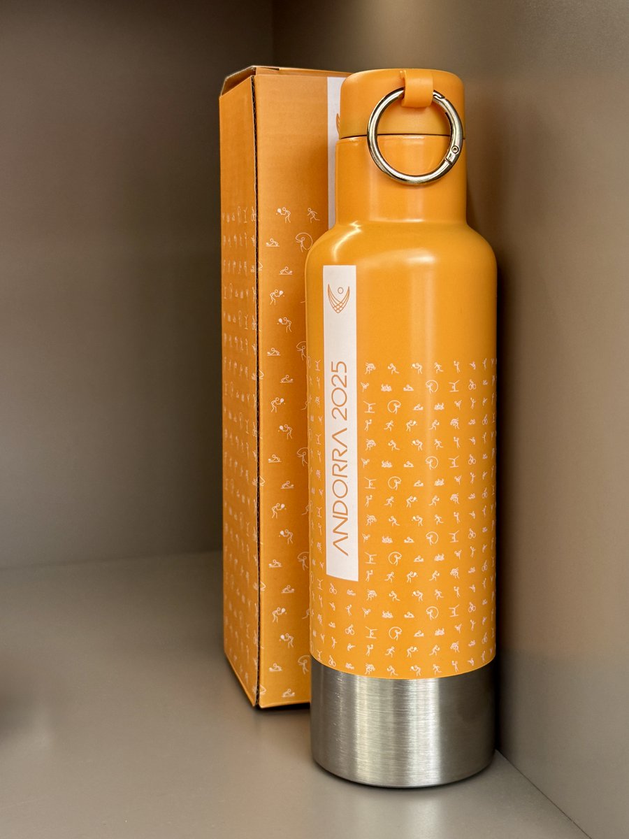 Si et vas quedar sense marxandatge oficial durant els JPEE, ara tens una nova oportunitat!
La col·lecció oficial d’Andorra 2025 ja és a la venda a les oficines de turisme d’Andorra la Vella i Escaldes-Engordany.
Samarretes, gorres... i el Valiret!
⚠️ Fins a esgotar existències!