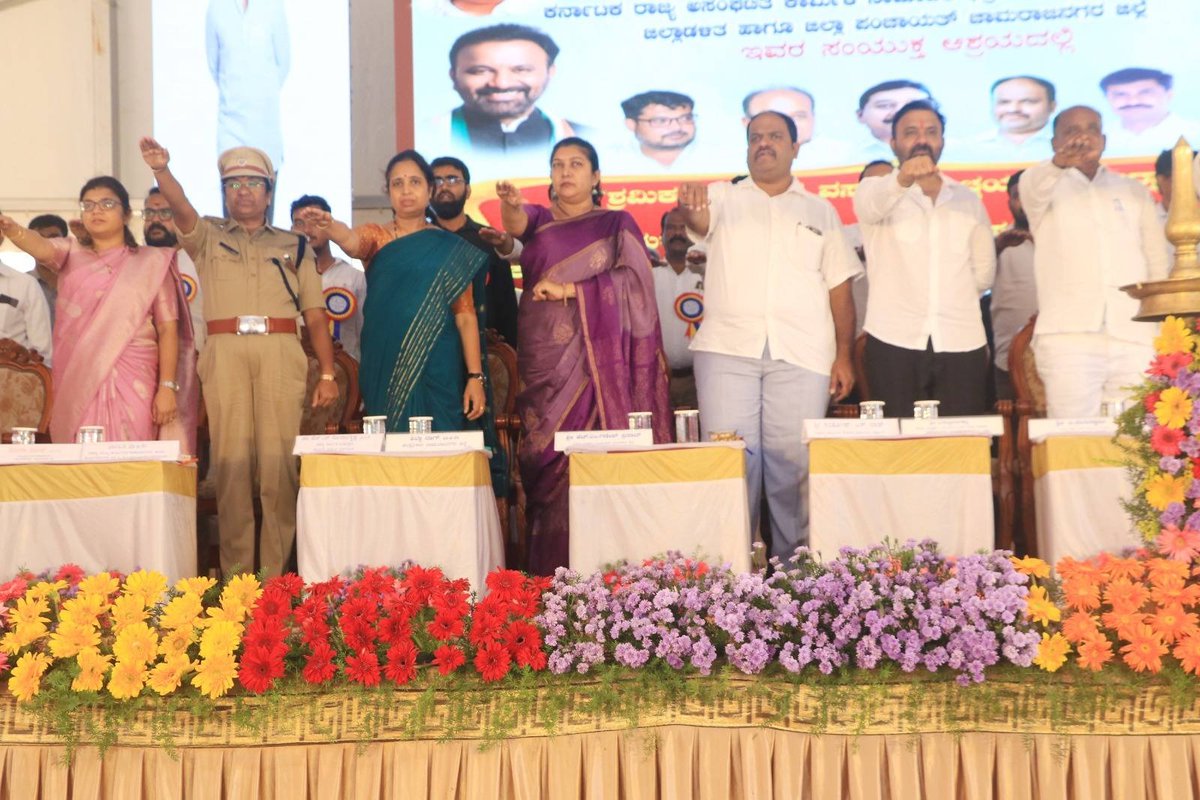 Construction Workers Welfare Board (@workersboard) on Twitter photo ಮಾನ್ಯ ಕಾರ್ಮಿಕ ಸಚಿವರು ಹಾಗೂ ಮಂಡಳಿಯ ಅಧ್ಯಕ್ಷರಾದ ಶ್ರೀ <a href="/SantoshSLadINC/">Santosh Lad Official</a> ಅವರು, ಚಾಮರಾಜನಗರ ಜಿಲ್ಲೆಯ ಬದನಕುಪ್ಪೆ ಗ್ರಾಮದ ಕೆಲ್ಲಂಬಳ್ಳಿ ಕೈಗಾರಿಕಾ ಪ್ರದೇಶದಲ್ಲಿ ನಿರ್ಮಿಸಲಾದ ಶ್ರಮಿಕ ತಾತ್ಕಾಲಿಕ ವಸತಿ ಸಮುಚ್ಚಯಗಳನ್ನು ಉದ್ಘಾಟನೆ ಮಾಡಿ ಮಾತನಾಡಿದರು.
ಈ ಕಾರ್ಯಕ್ರಮದಲ್ಲಿ ಶಾಸಕರಾದ ಶ್ರೀ ಪುಟ್ಟರಂಗಶೆಟ್ಟಿ, ಶ್ರೀ ಗಣೇಶ್ ಪ್ರಸಾದ್, ಮಾನ್ಯ ಕಾರ್ಮಿಕ ಸಚಿವರು ಹಾಗೂ ಮಂಡಳಿಯ ಅಧ್ಯಕ್ಷರಾದ ಶ್ರೀ <a href="/SantoshSLadINC/">Santosh Lad Official</a> ಅವರು, ಚಾಮರಾಜನಗರ ಜಿಲ್ಲೆಯ ಬದನಕುಪ್ಪೆ ಗ್ರಾಮದ ಕೆಲ್ಲಂಬಳ್ಳಿ ಕೈಗಾರಿಕಾ ಪ್ರದೇಶದಲ್ಲಿ ನಿರ್ಮಿಸಲಾದ ಶ್ರಮಿಕ ತಾತ್ಕಾಲಿಕ ವಸತಿ ಸಮುಚ್ಚಯಗಳನ್ನು ಉದ್ಘಾಟನೆ ಮಾಡಿ ಮಾತನಾಡಿದರು.
ಈ ಕಾರ್ಯಕ್ರಮದಲ್ಲಿ ಶಾಸಕರಾದ ಶ್ರೀ ಪುಟ್ಟರಂಗಶೆಟ್ಟಿ, ಶ್ರೀ ಗಣೇಶ್ ಪ್ರಸಾದ್,