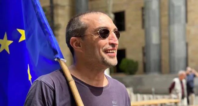 Daasrule's tweet image. Prisoner of conscience Giorgi Akhobadze was found not guilty by the court. He was released from the courtroom. 🥹❤️