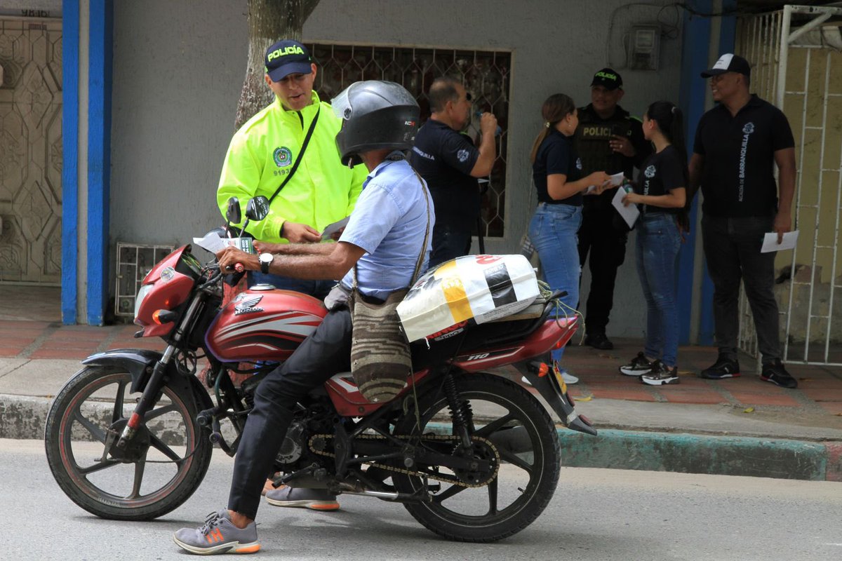 Alejandro Char (@alejandrochar) on Twitter photo ¡Todo el peso de la ley para los delincuentes que atentan contra la tranquilidad de las familias barranquilleras!
Junto a la <a href="/PoliciaBquilla/">Policía Metropolitana de Barranquilla</a>, estamos recorriendo cada rincón de Barranquilla para dar a conocer a los más buscados por el delito de homicidio y extorsión. Ofrecemos ¡Todo el peso de la ley para los delincuentes que atentan contra la tranquilidad de las familias barranquilleras!
Junto a la <a href="/PoliciaBquilla/">Policía Metropolitana de Barranquilla</a>, estamos recorriendo cada rincón de Barranquilla para dar a conocer a los más buscados por el delito de homicidio y extorsión. Ofrecemos