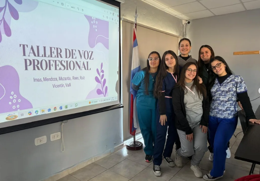 🎤 Estudiantes de Fonoaudiología UCA brindaron un taller para docentes en San Benito sobre el cuidado de la voz. Una iniciativa que promueve la prevención y el autocuidado en quienes usan su voz como herramienta de trabajo.
📲 Leé más: uca.edu.ar/es/noticias/es…