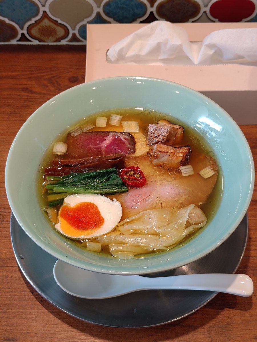 静岡県焼津市
麺創房LEO
黄金
麺を覆い尽くす華やかなトッピング、麺はパツパツのツルツル
スープは温度変化で刻々と味が変わり飽きさせない
暑い夏だからこそ、このミネラルたっぷりの塩ラーメンという選択ッ