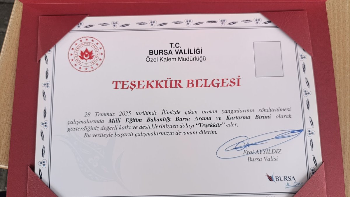 BURSA MEB AKUB-16 (@bursaakub16) on Twitter photo Bursa’daki yangınlarda ekibimizin gösterdiği gayretleri çalışmalar dolayısıyla hazırlanan teşekkür belgesi,Bursa Valisi Sayın Erol Ayyıldız tarafından takdim edildi. <a href="/tcmeb/">Millî Eğitim Bakanlığı</a> <a href="/meb_dhgm/">T.C. MEB Destek Hizmetleri Genel Müdürlüğü</a> <a href="/mebisgb/">İşyeri Sağlık ve Güvenlik Birimi Daire Başkanlığı</a> <a href="/mebakub/">MEB AKUB</a> <a href="/bursailmem16/">Bursa İl Millî Eğitim Müdürlüğü</a> <a href="/bursaisgb/">Bursa İl MEM İSGB</a> <a href="/yunusbulut1216/">Yunus BULUT</a> Bursa’daki yangınlarda ekibimizin gösterdiği gayretleri çalışmalar dolayısıyla hazırlanan teşekkür belgesi,Bursa Valisi Sayın Erol Ayyıldız tarafından takdim edildi. <a href="/tcmeb/">Millî Eğitim Bakanlığı</a> <a href="/meb_dhgm/">T.C. MEB Destek Hizmetleri Genel Müdürlüğü</a> <a href="/mebisgb/">İşyeri Sağlık ve Güvenlik Birimi Daire Başkanlığı</a> <a href="/mebakub/">MEB AKUB</a> <a href="/bursailmem16/">Bursa İl Millî Eğitim Müdürlüğü</a> <a href="/bursaisgb/">Bursa İl MEM İSGB</a> <a href="/yunusbulut1216/">Yunus BULUT</a>