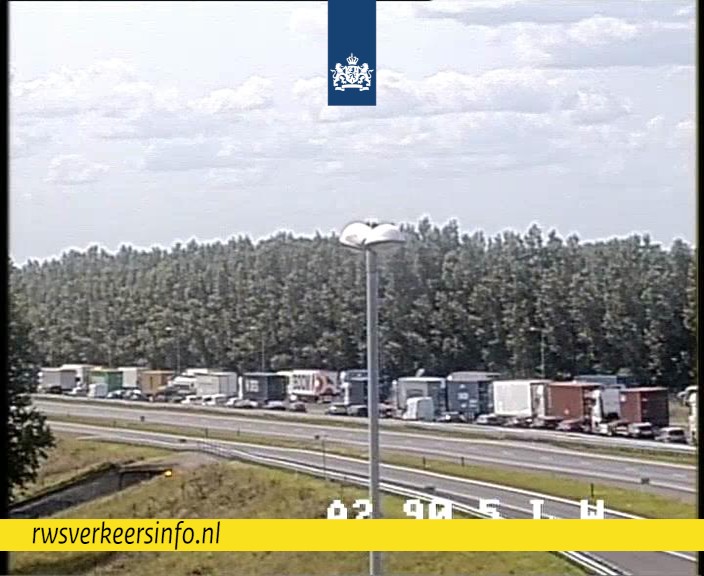 Vertraging op de A15 bij knooppunt Deil door ongeval