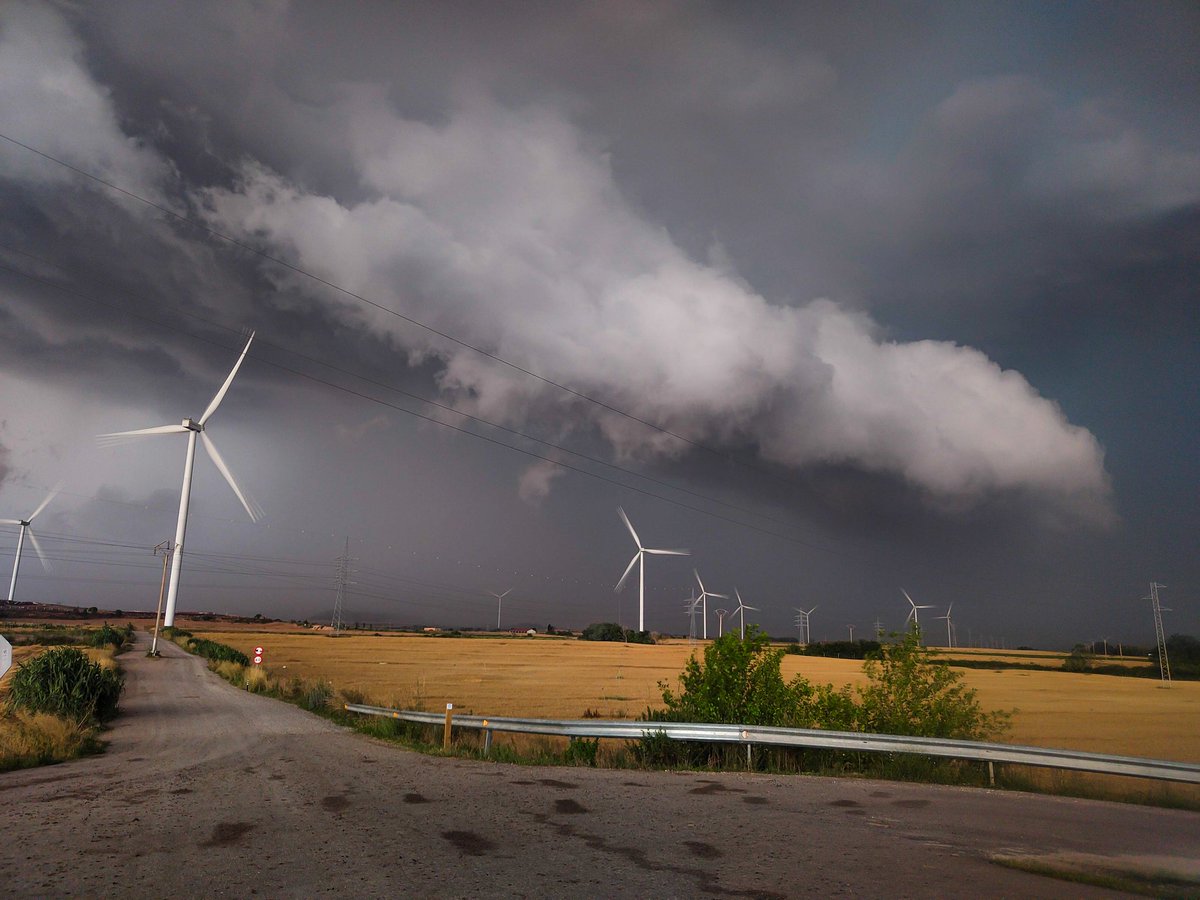Vaya temporada más descafeinada estoy teniendo😓, sin apenas material desde hace 2 meses, por suerte nos encaminamos a unas buenas fechas...
Está #tormenta es del 18/06/23 en Mallen provincia de #Zaragoza (ver estás fotos en la galería solo me da más ganas😅)