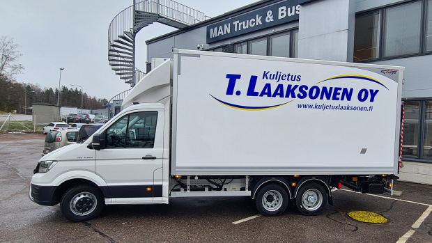 Suomipoika on kekseliäs.

Tämä ei ole pakettiauto, vaan pakettiauton ja puoliperävaunun yhdistelmä, kokonaismassa 7 tonnia.

Takimmainen akseli kuuluu perävaunuun.

BE-kortti siis riittää.